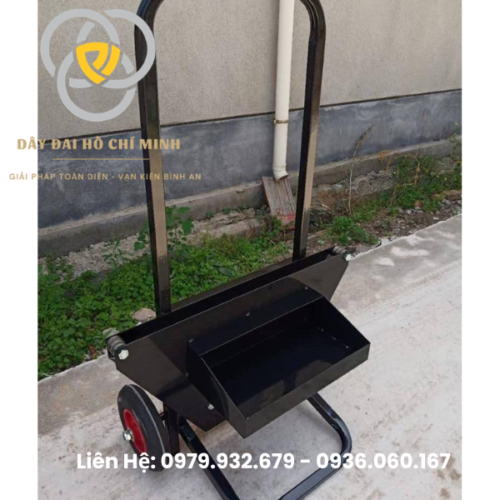 Xe đẩy dây đai thép cao cấp giúp di chuyển và xả dây đai dễ dàng, chống rối hiệu quả, tích hợp khay đựng dụng cụ tiện lợi, phù hợp cho nhà máy, kho xưởng và ngành logistics.