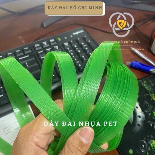 Dây đai PET chịu lực cao đang được sử dụng để đóng gói pallet thùng carton, giải pháp an toàn, tiết kiệm chi phí và phù hợp ngành logistics.