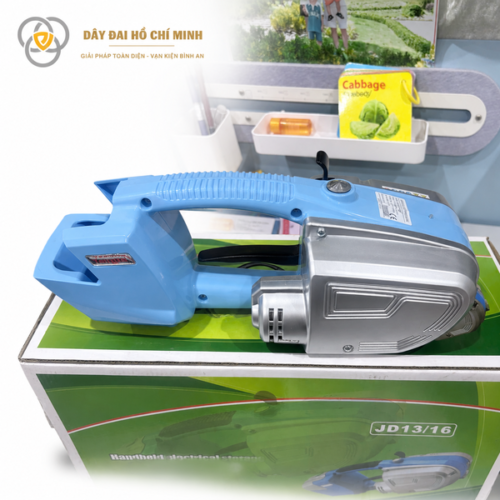 Hình ảnh thực tế máy đóng đai JD13/16 dùng pin, hỗ trợ siết, hàn và cắt dây đai nhựa PP hoặc PET.