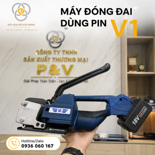 Máy đóng đai dùng pin V1 chính hãng là giải pháp đóng gói hiện đại, sử dụng dây đai PP/PET với lực siết mạnh, hàn ma sát tự động và pin Lithium dung lượng cao. Thiết kế nhỏ gọn, dễ sử dụng, phù hợp cho đóng gói pallet, thùng carton, gỗ, gạch men và hàng hóa xuất khẩu. Dây Đai Hồ Chí Minh chuyên cung cấp máy đóng đai V1 giá tốt, bảo hành uy tín, giao hàng toàn quốc.