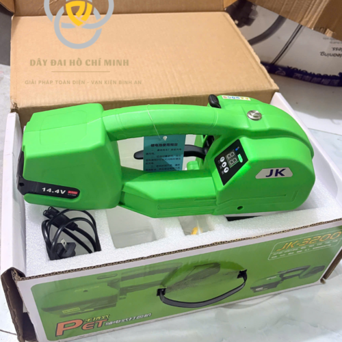 Máy đóng đai nhựa cầm tay dùng pin JK3200 thiết kế nhỏ gọn, dễ sử dụng, hỗ trợ siết và cố định dây đai nhanh chóng. Phù hợp đóng thùng carton, pallet và kiện hàng.