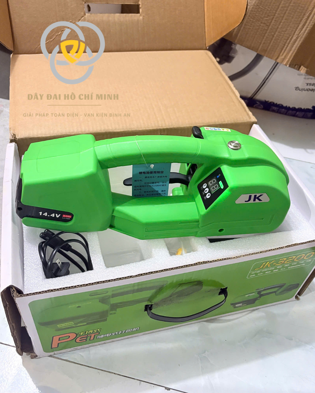 Máy đóng đai nhựa cầm tay dùng pin JK3200 thiết kế nhỏ gọn, dễ sử dụng, hỗ trợ siết và cố định dây đai nhanh chóng. Phù hợp đóng thùng carton, pallet và kiện hàng.