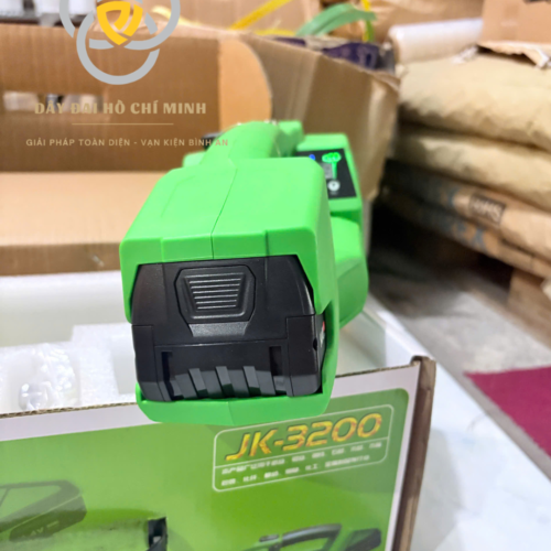 Máy JK3200 thiết kế nhỏ gọn, sử dụng pin 14.4V, thuận tiện cho việc đóng đai nhựa tại kho hàng và xưởng sản xuất.
