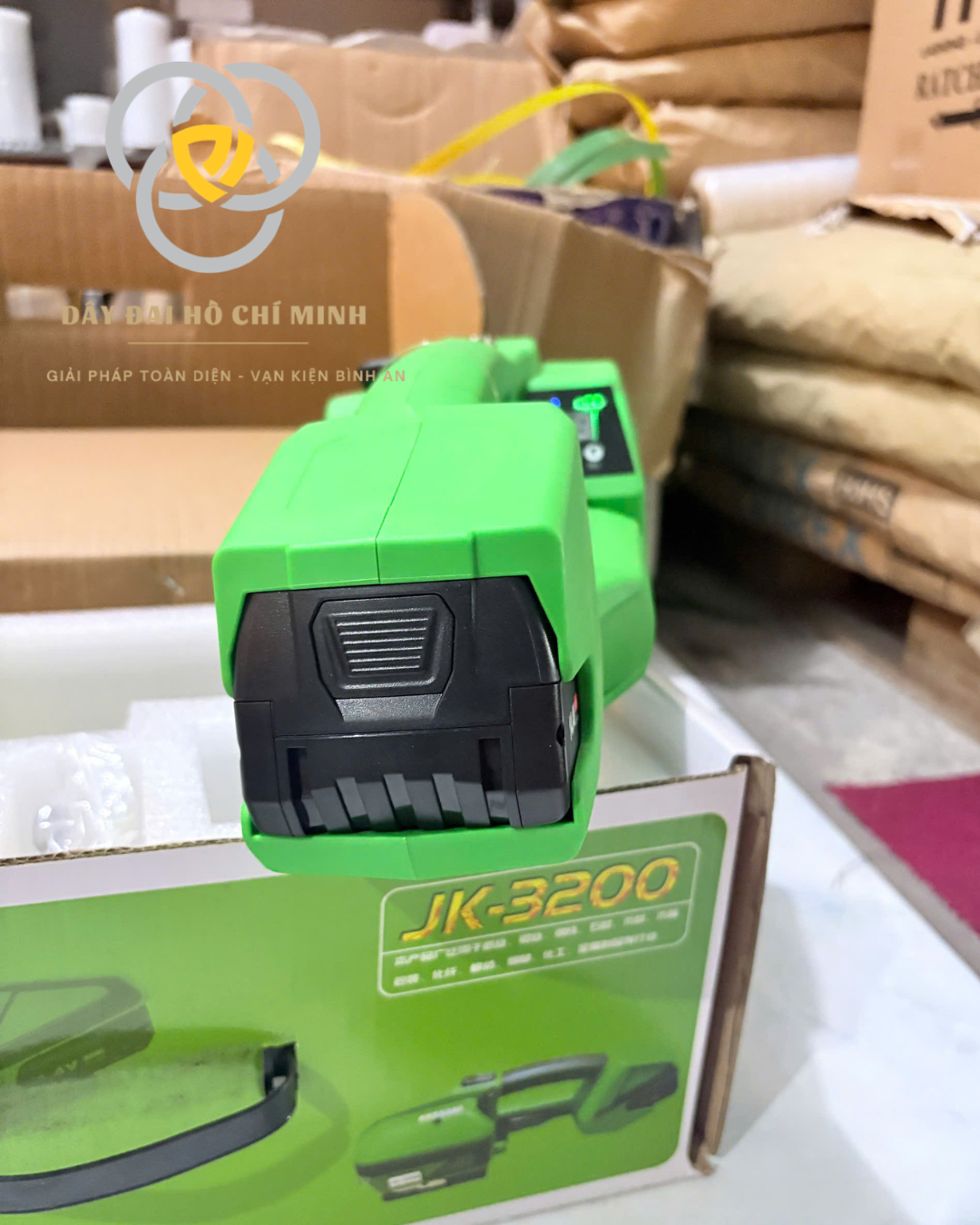 Máy JK3200 thiết kế nhỏ gọn, sử dụng pin 14.4V, thuận tiện cho việc đóng đai nhựa tại kho hàng và xưởng sản xuất.