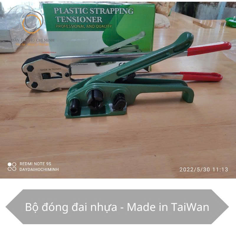 Hình ảnh bộ dụng cụ đóng đai nhựa PET PP 13mm–19mm gồm kìm siết, bấm khóa và cắt dây, hỗ trợ đóng gói hàng hóa chắc chắn, phù hợp cho kho xưởng, pallet và vận chuyển.