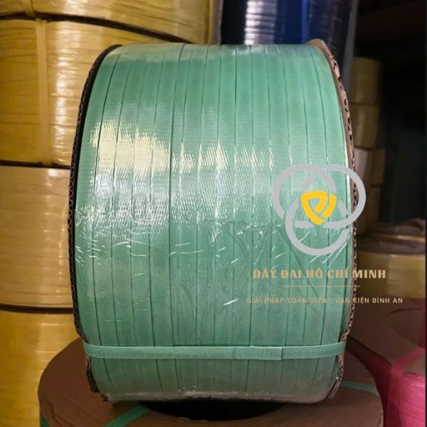 Hình ảnh cuộn dây đai PP bán tự động màu xanh lá 20kg có logo Dây Đai Hồ Chí Minh, chuyên dùng đóng carton và hàng công nghiệp.