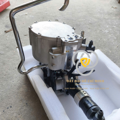 Hình ảnh thực tế máy đóng đai thép khí nén KZ25 sử dụng dây đai thép 25mm cho hàng hóa tải trọng lớn.