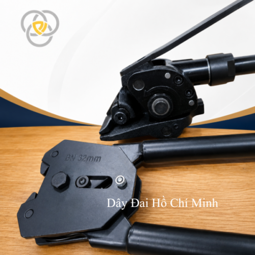 Hình ảnh cận cảnh bộ đóng đai thép 32mm cho thấy rõ cấu tạo chắc chắn của máy siết đai và kìm bấm bọ thép. Sản phẩm được chế tạo từ thép chịu lực cao, hoạt động ổn định, phù hợp sử dụng trong ngành thép, gỗ, logistics, vật liệu xây dựng và xuất khẩu hàng hóa.