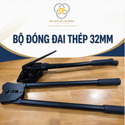 Bộ đóng đai thép 32mm gồm máy siết đai thép và kìm bấm bọ thép chuyên dụng, được thiết kế để đóng kiện hàng nặng, pallet, thép cuộn, gỗ, vật liệu xây dựng và hàng hóa xuất khẩu. Sản phẩm có kết cấu thép chắc chắn, lực siết mạnh, độ bền cao, giúp cố định hàng hóa an toàn trong quá trình vận chuyển và lưu kho.