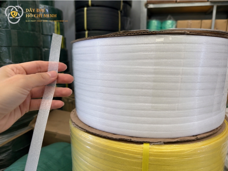 Hình ảnh cuộn dây đai PP nguyên sinh trắng trong chất lượng cao, bề mặt đẹp, độ bền tốt, chuyên dùng để đóng gói thùng carton, pallet hàng hóa, nông sản và hàng công nghiệp.