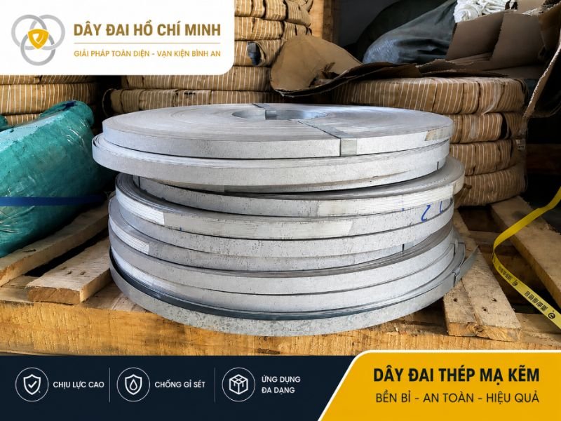 Dây đai thép mạ kẽm chịu lực cao, chống gỉ sét vượt trội, phù hợp đóng kiện thép, gỗ, máy móc, pallet và hàng hóa xuất khẩu. Giải pháp đóng gói an toàn, bền bỉ.