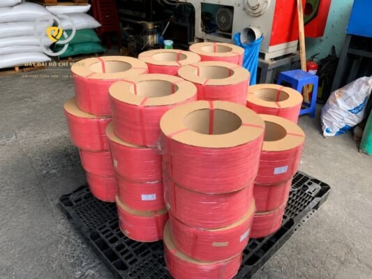 Hình ảnh thực tế các cuộn dây đai nhựa PP màu đỏ được sản xuất và đóng gói tại xưởng Dây Đai Hồ Chí Minh. Sản phẩm được quấn thành cuộn gọn gàng, sẵn sàng cung cấp số lượng lớn cho doanh nghiệp, nhà máy và các đơn vị đóng gói trên toàn quốc.