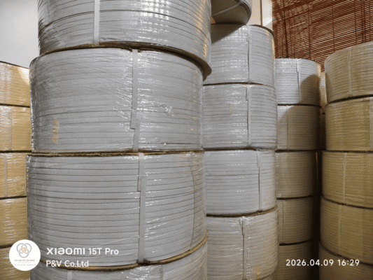 Dây đai nhựa PP màu trắng được sản xuất từ nguyên liệu chất lượng cao, có độ bền tốt, khả năng chịu lực ổn định và phù hợp cho nhiều nhu cầu đóng gói hàng hóa. Sản phẩm được ứng dụng rộng rãi trong ngành logistics, thực phẩm, điện tử, nông sản và các dây chuyền sản xuất công nghiệp.
