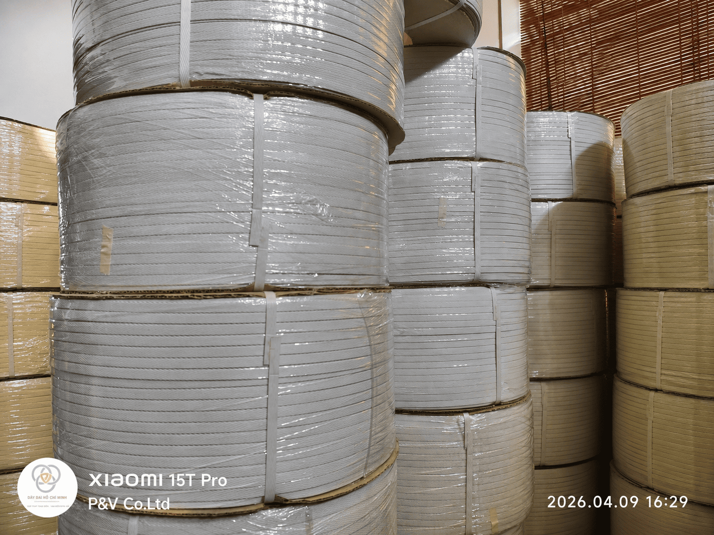 Dây đai nhựa PP màu trắng được sản xuất từ nguyên liệu chất lượng cao, có độ bền tốt, khả năng chịu lực ổn định và phù hợp cho nhiều nhu cầu đóng gói hàng hóa. Sản phẩm được ứng dụng rộng rãi trong ngành logistics, thực phẩm, điện tử, nông sản và các dây chuyền sản xuất công nghiệp.