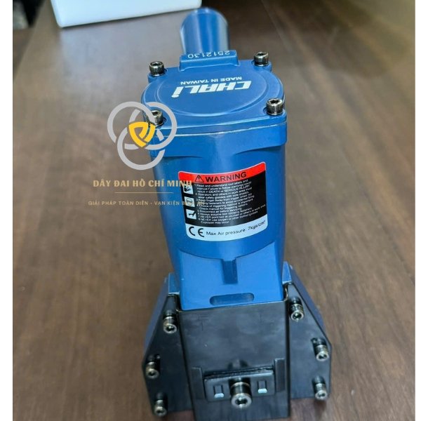 Chali AN 22-35 là dòng súng bắn ghim thùng carton khí nén được nhiều doanh nghiệp lựa chọn nhờ thiết kế bền bỉ, thao tác đơn giản, tốc độ bắn nhanh và khả năng hoạt động ổn định trong môi trường sản xuất liên tục.