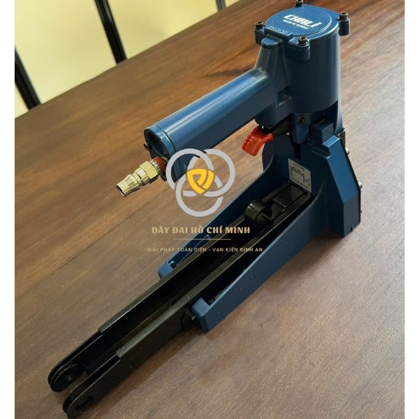 Súng bắn ghim Chali AN 22-35 chính hãng phù hợp đóng nắp thùng carton trong các ngành thực phẩm, điện tử, dệt may, thủy sản và xuất khẩu. Thiết bị giúp tiết kiệm thời gian, giảm chi phí nhân công và đảm bảo kiện hàng luôn được cố định chắc chắn khi vận chuyển.