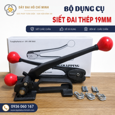 Bộ dụng cụ siết đai thép 19mm gồm dụng cụ căng dây và kẹp bọ, hỗ trợ đóng kiện hàng chắc chắn, phù hợp sử dụng trong kho xưởng và đóng gói công nghiệp.