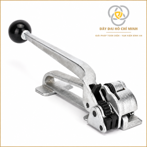 Kìm siết đai thép Ybico S291 chính hãng với thiết kế tay đòn dài, thân kìm chắc chắn và cơ cấu siết chuyên dụng. Sản phẩm hỗ trợ siết dây đai thép hiệu quả, giúp cố định kiện hàng chắc chắn, phù hợp sử dụng tại kho hàng, xưởng sản xuất, đóng gói pallet và vận chuyển hàng hóa.