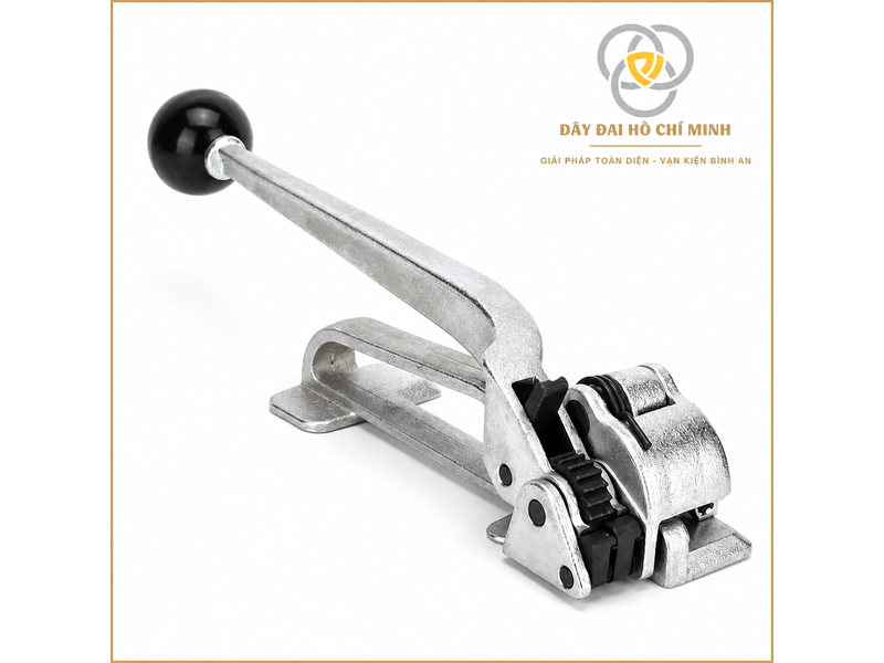Kìm siết đai thép Ybico S291 là dụng cụ chuyên dụng dùng để siết căng và cố định dây đai thép khi đóng gói kiện hàng, pallet và hàng hóa vận chuyển. Sản phẩm có thiết kế chắc chắn, cơ cấu bánh răng siết ổn định, hỗ trợ thao tác đóng đai nhanh chóng và hiệu quả. Phù hợp sử dụng tại kho hàng, xưởng sản xuất, doanh nghiệp đóng gói và vận chuyển.