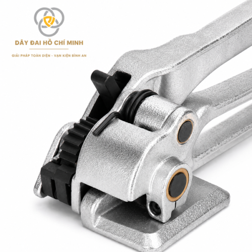 Kìm siết đai thép Ybico S291 là dụng cụ chuyên dụng dùng để siết và cố định dây đai thép trong quá trình đóng gói hàng hóa, kiện hàng và pallet. Thiết kế chắc chắn, cơ cấu bánh răng và bộ phận siết đai giúp thao tác ổn định, tạo lực siết tốt và phù hợp với nhu cầu đóng gói công nghiệp.