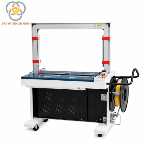 máy đóng đai thùng tự động đang sử dụng dây đai PP để cố định thùng carton, giúp kiện hàng chắc chắn và gọn gàng.