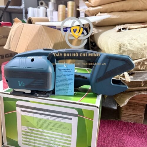 Máy đóng đai bằng Pin V2 3 trong 1 siết, hàn, cắt dây PP và PET, thiết kế cầm tay nhỏ gọn, tiện lợi cho đóng gói hàng hóa.