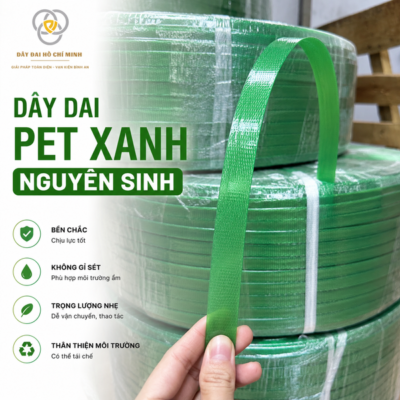 Hình ảnh cận cảnh dây đai PET xanh nguyên sinh với bề mặt chắc chắn và độ dày đồng đều. Dây phù hợp sử dụng để siết và cố định hàng hóa trong quá trình đóng gói, lưu kho và vận chuyển.