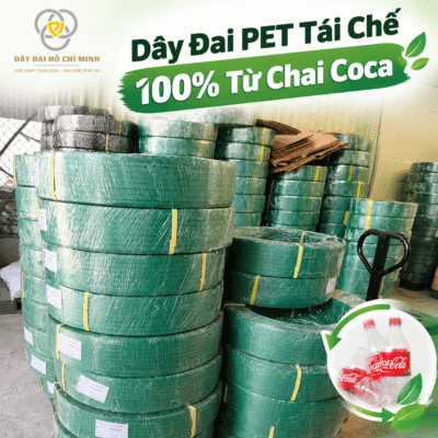 Hình ảnh thực tế cuộn dây đai PET tái chế màu xanh được đóng gói tại kho, phù hợp sử dụng cho đóng kiện, pallet và cố định hàng hóa.