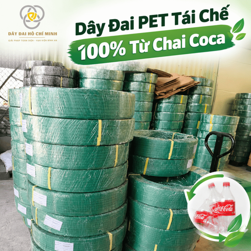 Hình ảnh thực tế cuộn dây đai PET tái chế màu xanh được đóng gói tại kho, phù hợp sử dụng cho đóng kiện, pallet và cố định hàng hóa.