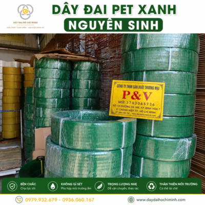 Dây đai PET xanh nguyên sinh được đóng cuộn và bảo quản tại kho Dây Đai Hồ Chí Minh. Sản phẩm có nhiều quy cách, phù hợp đóng kiện hàng hóa công nghiệp, pallet, thép, gỗ và vật liệu xây dựng.