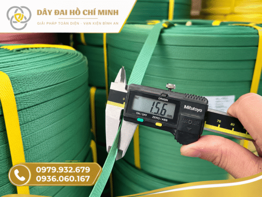 Dây đai nhựa PET chất lượng cao được kiểm tra trực tiếp bằng thước đo chuyên dụng, phù hợp đóng gói và cố định hàng hóa. Sản phẩm có độ bền tốt, giúp bảo vệ kiện hàng trong quá trình vận chuyển và lưu kho.
