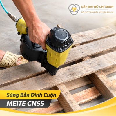 Súng Bắn Đinh Cuộn MEITE CN55 đang được sử dụng để đóng pallet gỗ