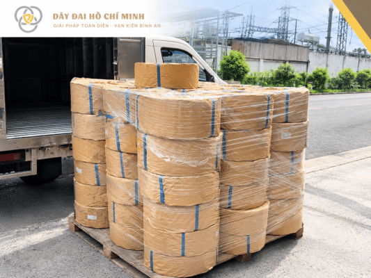 Hình ảnh kiện hàng được đóng gói bằng dây đai và màng PE, quấn chắc chắn trên pallet, hỗ trợ bảo vệ hàng hóa trong quá trình lưu kho và vận chuyển. Dây Đai Hồ Chí Minh cung cấp giải pháp đóng gói hàng hóa an toàn, hiệu quả.