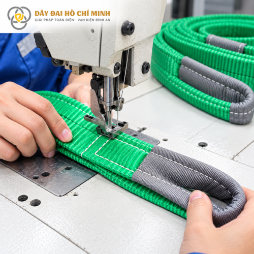 Quy trình may gia cố dây cáp vải cẩu hàng màu xanh lá bằng máy may công nghiệp chuyên dụng.