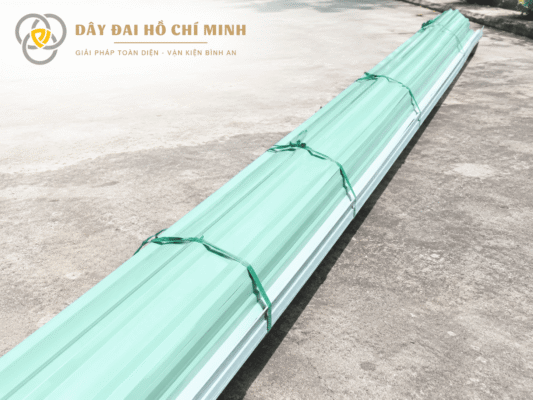 Dây đai bó tôn giúp cố định và bảo vệ các bó tôn trong quá trình vận chuyển, hạn chế xê dịch, đảm bảo hàng hóa chắc chắn và an toàn.
