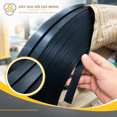 Hình ảnh thực tế dây đai thép màu đen được kiểm tra trực tiếp trên cuộn dây, thể hiện bề mặt và cấu tạo dây đai rõ nét.
