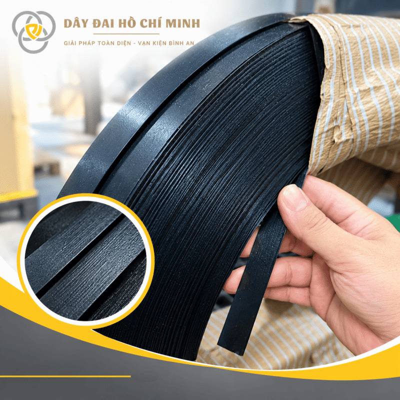Hình ảnh thực tế dây đai thép màu đen được kiểm tra trực tiếp trên cuộn dây, thể hiện bề mặt và cấu tạo dây đai rõ nét.