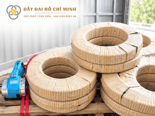 Dây đai thép dầu chất lượng cao dùng để đóng gói, cố định hàng hóa nặng, hỗ trợ siết chặt và bảo vệ kiện hàng trong quá trình vận chuyển.