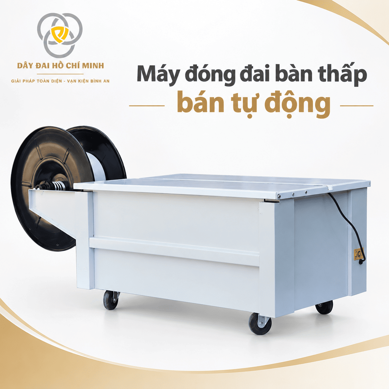 Máy đóng đai bàn thấp bán tự động nhìn từ phía sau với cuộn dây đai
